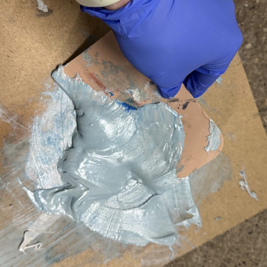 Mixing the hardener into the Bondo.