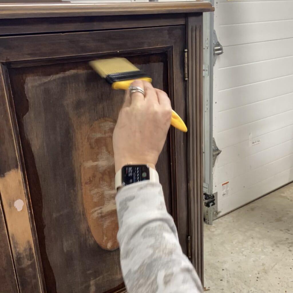 Preparing furniture for the installation of paintable wallpaper